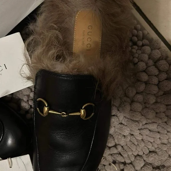 COPY - Gucci SIZE 9
Women's Black Princetown Fur-lined Leather Mule - Picture 2 of 4